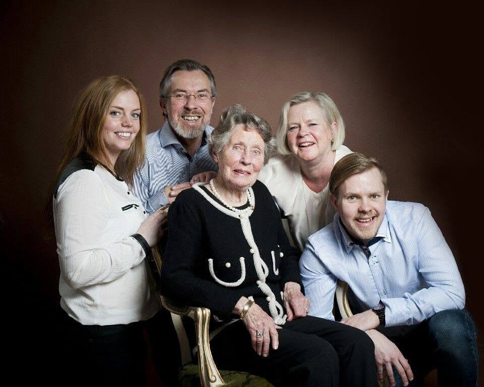 Familiebildet — fire generasjoner kjærlighet ❤️
