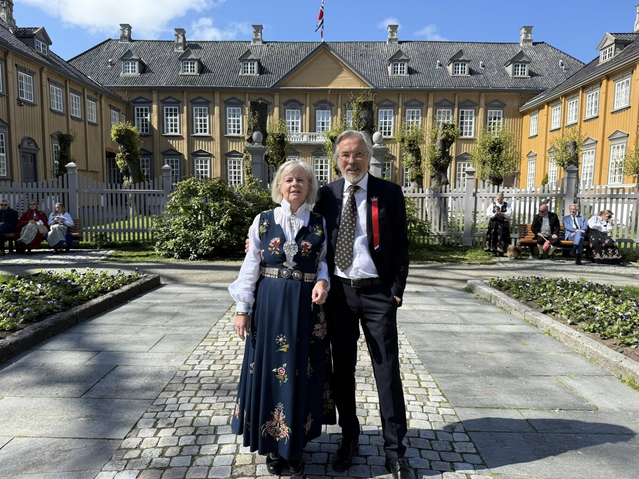 17. mai ved Stiftsgården — Elisabeth og Leif 🌸